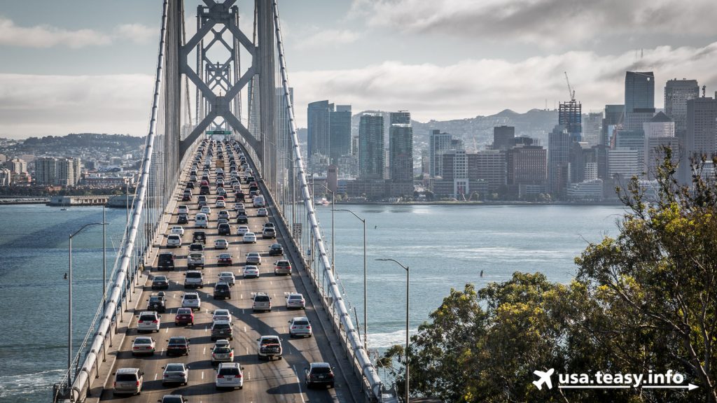 Die Oakland Bay Bridge mit der Skyline von San Francisco