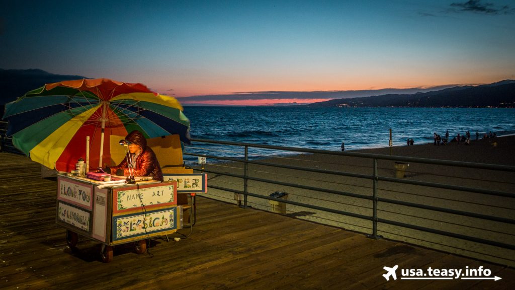 Kleine Kunstgewerbestände findet man auf dem Santa Monica Pier.
